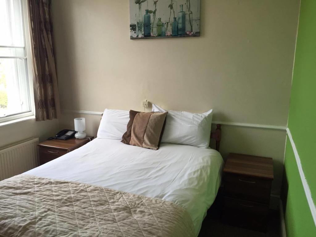The Pines Guest Accommodation Τσίπενχαμ Εξωτερικό φωτογραφία