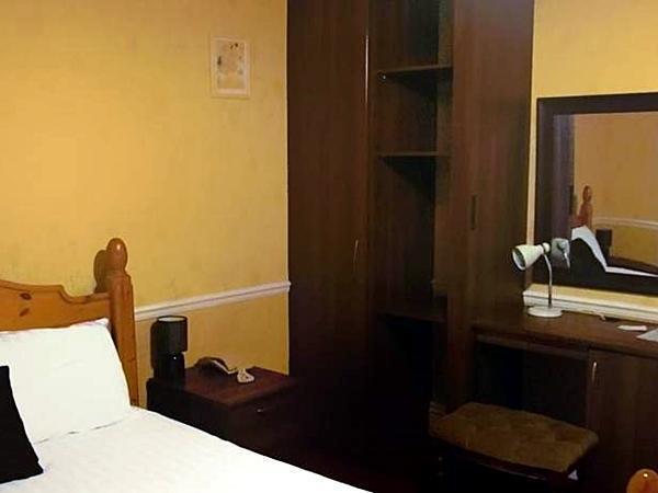 The Pines Guest Accommodation Τσίπενχαμ Εξωτερικό φωτογραφία
