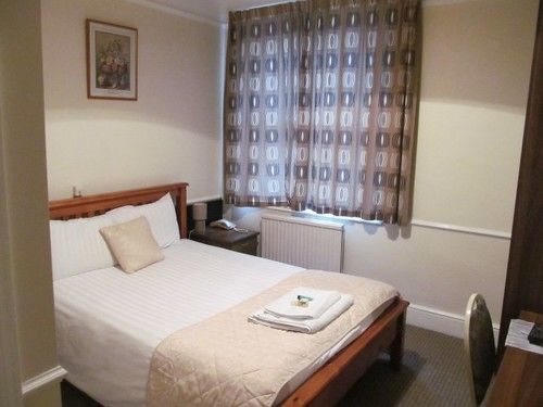 The Pines Guest Accommodation Τσίπενχαμ Εξωτερικό φωτογραφία