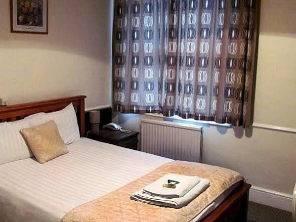 The Pines Guest Accommodation Τσίπενχαμ Εξωτερικό φωτογραφία